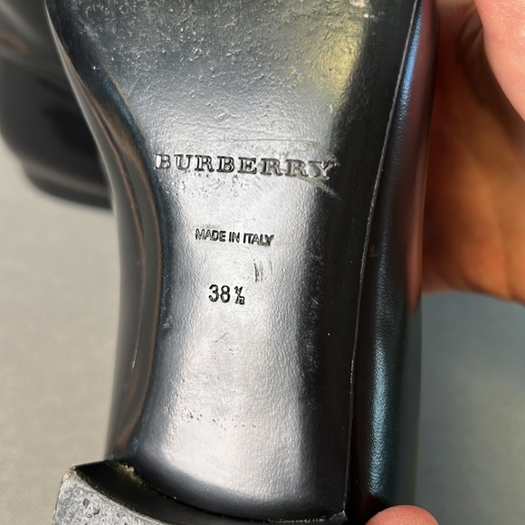 Burberry bootie. Front zipper. Black leather. Leather lining. Size 38.5. - Picture 11 of 14